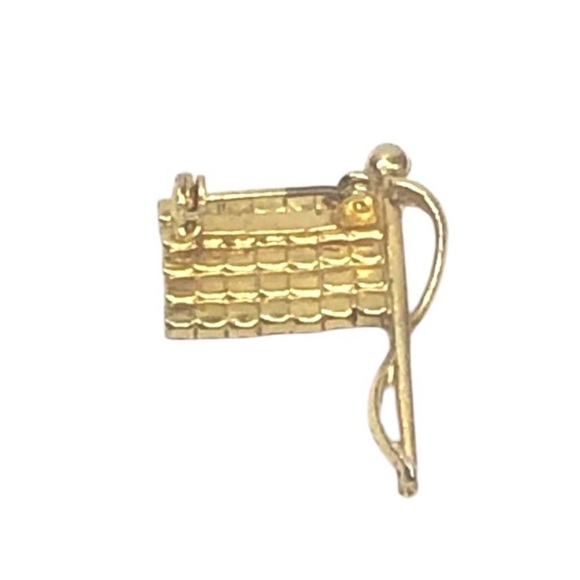 Vintage American Flag USA Patriot Pin on Gold Flag Staff United States - Picture 2 of 4